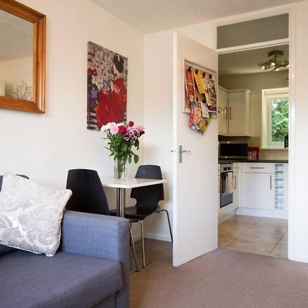 1 Bedroom, Self Check-In, Central And Quiet Apartment Up To 4 In Newbury Newbury  Exterior photo