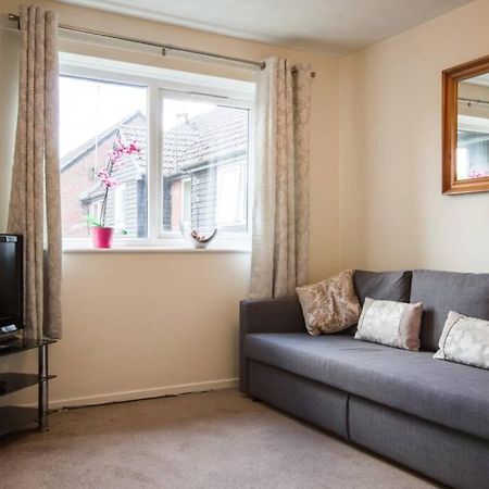 1 Bedroom, Self Check-In, Central And Quiet Apartment Up To 4 In Newbury Newbury  Exterior photo