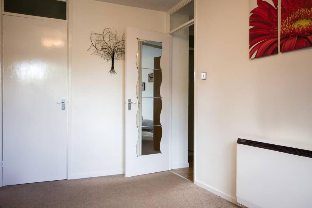 1 Bedroom, Self Check-In, Central And Quiet Apartment Up To 4 In Newbury Newbury  Exterior photo