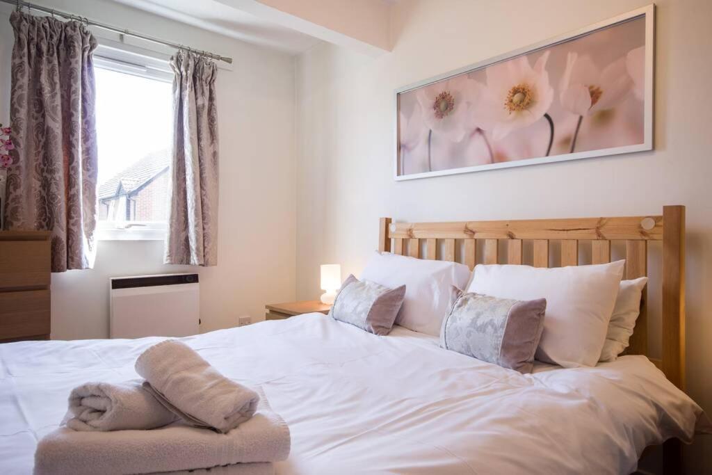 1 Bedroom, Self Check-In, Central And Quiet Apartment Up To 4 In Newbury Newbury  Exterior photo