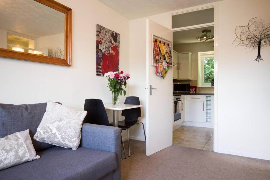 1 Bedroom, Self Check-In, Central And Quiet Apartment Up To 4 In Newbury Newbury  Exterior photo