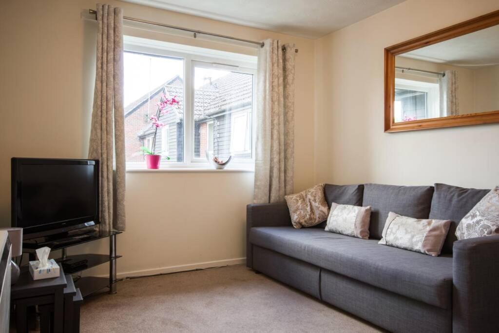 1 Bedroom, Self Check-In, Central And Quiet Apartment Up To 4 In Newbury Newbury  Exterior photo