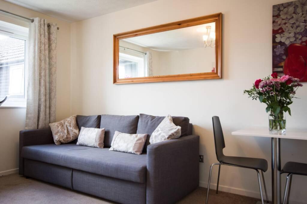 1 Bedroom, Self Check-In, Central And Quiet Apartment Up To 4 In Newbury Newbury  Exterior photo