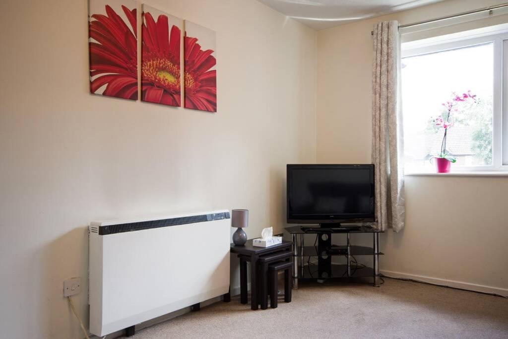 1 Bedroom, Self Check-In, Central And Quiet Apartment Up To 4 In Newbury Newbury  Exterior photo